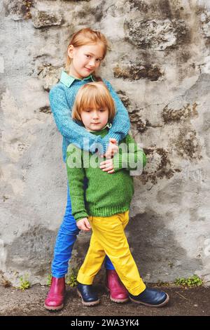 Portrait extérieur de deux petits enfants, frère et sœur, portant des vêtements colorés Banque D'Images