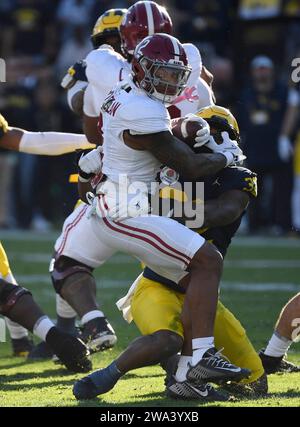 Pasadena, États-Unis. 01 janvier 2024. Alabama Crimson Tide Running back Jase McClellan est attaqué par le défensif Jaylen Harrell des Michigan Wolverines au deuxième quart-temps du match de football NCAA du Rose Bowl 2024 au Rose Bowl à Pasadena, en Californie, le lundi 1 janvier 2024. Photo de Jon SooHoo/UPI crédit : UPI/Alamy Live News Banque D'Images