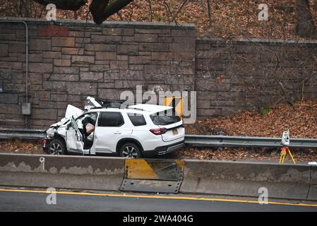 Queens, New York, États-Unis. 01 janvier 2024. L'un des véhicules impliqués dans l'accident vu sur les lieux. Quatre personnes ont été tuées et une personne est dans un état stable dans un accident sur la Cross Island Parkway dans le Queens. Le jour de l'an, vers 5:50 heures du matin, dans une section de la promenade appelée « Dead man's curve », deux voitures sont entrées en collision sur la courbe de la Cross Island Parkway en direction nord à la Whitestone Expressway en direction sud. Crédit : SOPA Images Limited/Alamy Live News Banque D'Images