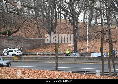 Queens, New York, États-Unis. 01 janvier 2024. L'un des véhicules impliqués dans l'accident vu sur les lieux. Quatre personnes ont été tuées et une personne est dans un état stable dans un accident sur la Cross Island Parkway dans le Queens. Le jour de l'an, vers 5:50 heures du matin, dans une section de la promenade appelée « Dead man's curve », deux voitures sont entrées en collision sur la courbe de la Cross Island Parkway en direction nord à la Whitestone Expressway en direction sud. Crédit : SOPA Images Limited/Alamy Live News Banque D'Images