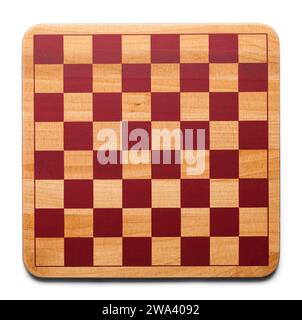 Planche d'échecs en bois découpée sur blanc. Banque D'Images