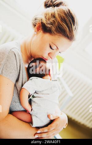 Heureuse jeune mère avec bébé nouveau-né à l'hôpital après l'accouchement Banque D'Images