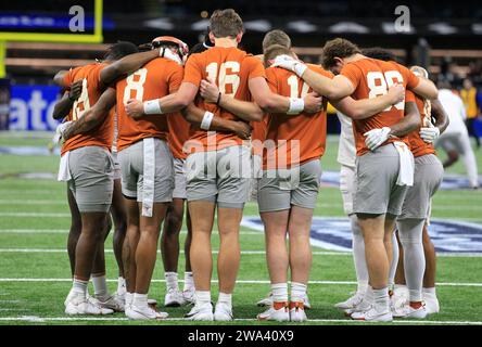 La Nouvelle-Orléans, États-Unis. 01 janvier 2024. Les joueurs du Texas Longhorn se bloquent avant le match de football NCAA du Sugar Bowl 2024 contre les Huskies de Washington au Caesars Superdome à la Nouvelle-Orléans, Louisiane, le lundi 1 janvier 2024. Photo AJ Sisco/UPI crédit : UPI/Alamy Live News Banque D'Images