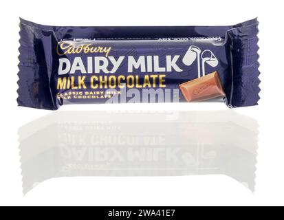 Winneconne, WI - 23 décembre 2023 : un paquet de barres de bonbons au lait laitier Cadbury sur un fond isolé. Banque D'Images