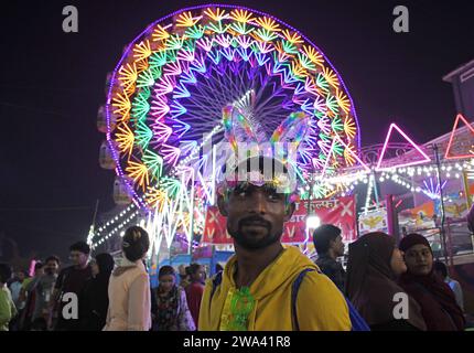 Mumbai, Maharashtra, Inde. 29 décembre 2023. Un homme est vu vendant le bandeau LED d'oreilles de lapin éclairé à Mahim (zone dans le sud de Mumbai) foire à Mumbai. Une foire annuelle est organisée chaque année pour honorer Pir Makhdoom Shah (saint spirituel musulman) vénéré par les musulmans et les non-musulmans. L'événement de dix jours aura lieu du 27 décembre 2023 au 7 janvier 2024 offrant une variété de manèges alimentaires et d'attractions. (Image de crédit : © Ashish Vaishnav/SOPA Images via ZUMA Press Wire) USAGE ÉDITORIAL SEULEMENT! Non destiné à UN USAGE commercial ! Banque D'Images