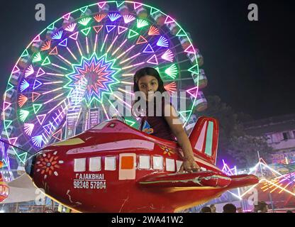 Mumbai, Maharashtra, Inde. 29 décembre 2023. Une fille aime le tour d'amusement d'avion à Mahim (zone dans le sud de Mumbai) foire à Mumbai. Une foire annuelle est organisée chaque année pour honorer Pir Makhdoom Shah (saint spirituel musulman) vénéré par les musulmans et les non-musulmans. L'événement de dix jours aura lieu du 27 décembre 2023 au 7 janvier 2024 offrant une variété de manèges alimentaires et d'attractions. (Image de crédit : © Ashish Vaishnav/SOPA Images via ZUMA Press Wire) USAGE ÉDITORIAL SEULEMENT! Non destiné à UN USAGE commercial ! Banque D'Images