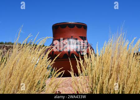 Très grand pot en céramique aux couleurs vives avec des herbes du désert. Banque D'Images