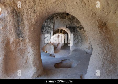 À l'intérieur de l'une des habitations de Puye Cliff. Les ruines d'une tribu pueblo abandonnée, sur les terres de la réserve Pueblo de Santa Clara près de Española, Nouveau-Mexique. Banque D'Images