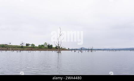 Lac dans une zone montagneuse avec verdure partiellement couverte de nuages Banque D'Images