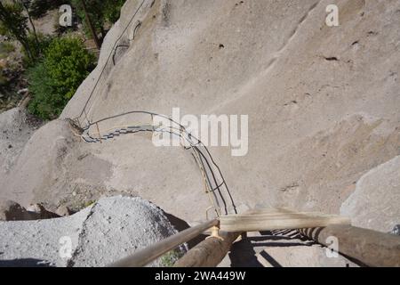 Échelles et mains courantes dans les habitations de Puye Cliff sur les ruines d'un pueblo abandonné, sur Santa Clara Pueblo Reservation Española, Nouveau-Mexique. Banque D'Images