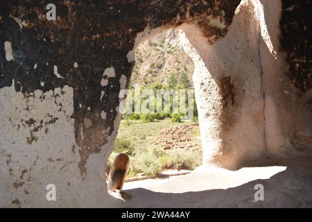 À l'intérieur des habitations de Puye Cliff, sur les ruines d'un pueblo abandonné, sur les terres de la réserve Santa Clara Pueblo près de Española, Nouveau-Mexique. Banque D'Images