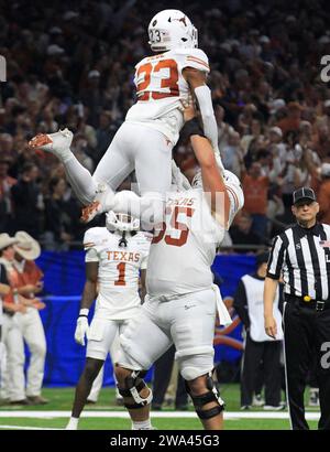 La Nouvelle-Orléans, États-Unis. 01 janvier 2024. Le running back Jaydon Blue du Texas Longhorns célèbre avec le joueur de ligne offensif Jake Majors après avoir marqué lors du premier quart-temps contre les Huskies de Washington au Caesars Superdome de la Nouvelle-Orléans, en Louisiane, le lundi 1 janvier 2024. Photo AJ Sisco/UPI crédit : UPI/Alamy Live News Banque D'Images