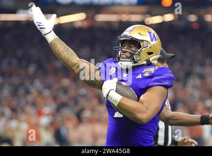 La Nouvelle-Orléans, États-Unis. 01 janvier 2024. Dillon Johnson, après avoir marqué au premier quart-temps, donne aux Huskies une avance de 7-0 sur les Longhorns du Texas au Caesars Superdome de la Nouvelle-Orléans, en Louisiane, le lundi 1 janvier 2024. Photo AJ Sisco/UPI crédit : UPI/Alamy Live News Banque D'Images