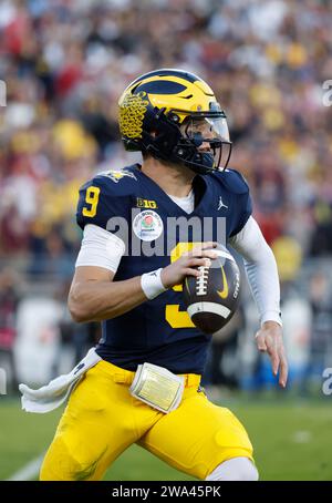 01 janvier 2024 le quarterback des Michigan Wolverines J.J. McCarthy (9) se bat avec le ballon lors du match de demi-finale du Rose Bowl entre les Michigan Wolverines et les Alabama Crimson Tide au Rose Bowl à Pasadena, en Californie. Crédit photo obligatoire : Charles Baus/CSM Banque D'Images