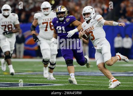 La Nouvelle-Orléans, États-Unis. 02 janvier 2024. Quinn Ewers, quarterback des Longhorns du Texas, court pour une première défaite dans le premier quart-temps contre les Huskies de Washington au Caesars Superdome à la Nouvelle-Orléans, en Louisiane, le lundi 1 janvier 2024. Photo AJ Sisco/UPI crédit : UPI/Alamy Live News Banque D'Images