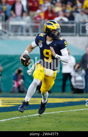 01 janvier 2024 le quarterback des Michigan Wolverines J.J. McCarthy (9) se bat avec le ballon lors du match de demi-finale du Rose Bowl entre les Michigan Wolverines et les Alabama Crimson Tide au Rose Bowl à Pasadena, en Californie. Crédit photo obligatoire : Charles Baus/CSM Banque D'Images