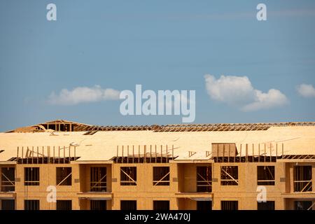 Charpente et toiture. Ossature bois d'une maison contre un ciel bleu. Le cadre du chalet. Le début de la construction de la maison Banque D'Images