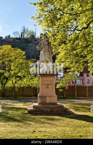 Bad Kreuznach, Allemagne - 25 avril 2021 : statue d'un homme entouré d'arbres verts lors d'une soirée de printemps à Bad Kreuznach, Allemagne. Banque D'Images