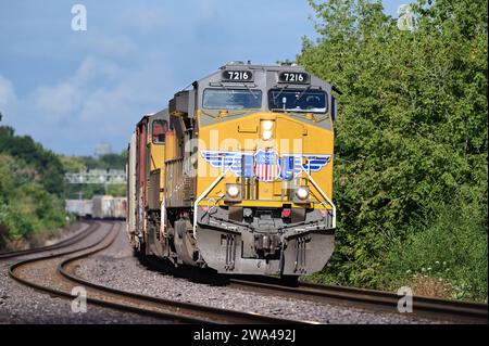 Winfield, Illinois, États-Unis. Avec son train visible tendu derrière, deux locomotives conduisent un train de marchandises de l'Union Pacific vers le haut d'une légère pente. Banque D'Images