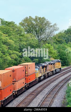 Wheaton, Illinois, États-Unis. Un train de marchandises intermodal Union Pacific en direction de l'est faisant la transition dans une courbe en passant par le nord-est de l'Illinois. Banque D'Images