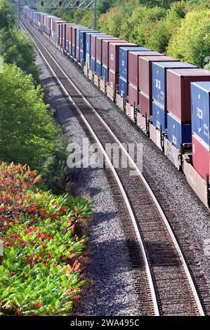 Wheaton, Illinois, États-Unis. Un train de marchandises intermodal Union Pacific en direction de l'est faisant la transition dans une courbe en passant par le nord-est de l'Illinois. Banque D'Images