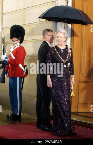 Copenhague, Danemark. 1 janvier 2024. La princesse Benedikte arrive pour le banquet du nouvel an au château d'Amalienborg, Copenhague, le lundi 1 janvier 2024. La reine Margrethe a rendu la plupart des gens étonnés le soir du nouvel an quand, dans ce qui devait être son dernier discours du nouvel an, elle a annoncé qu'elle abdiquait. Crédit : Ritzau/Alamy Live News Banque D'Images