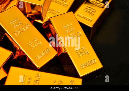 Gros plan photo une barre d'or fond noir Banque D'Images