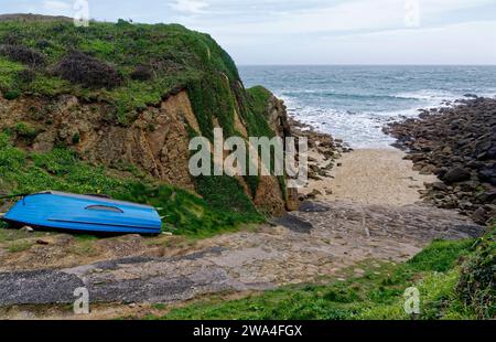 Porthgwarra Slipway et plage avec bateau bleu, West Penwith, Cornouailles, Royaume-Uni Banque D'Images