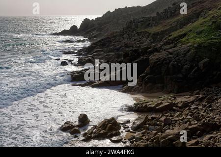 Barges et vessacks CARN vus de Porth Chapel, West Penwith, Cornwall, Royaume-Uni Banque D'Images