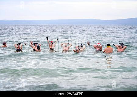 Env. 40 Aktive Schwimmer nahmen beim traditionellen Neujahrsschwimmen am Berzdorfer See, Naherholungsgebiet BEI Görlitz, teil. Görlitz, 01.01.2024 *** environ 40 nageurs actifs ont participé à la baignade traditionnelle du nouvel an à Berzdorfer See, une zone de loisirs locale près de Görlitz Görlitz, 01 01 2024 Foto:XM.xWehnertx/xFuturexImagex neujahrsschwimmen 4107 Banque D'Images