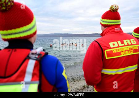 Env. 40 aktive Schwimmer nahmen beim traditionellen Neujahrsschwimmen am Berzdorfer See, Naherholungsgebiet BEI Görlitz, unter Aufsicht der Wasserrettung Görlitz teil. Görlitz, 01.01.2024 *** environ 40 nageurs actifs ont participé à la baignade traditionnelle du nouvel an à Berzdorfer See, une zone de loisirs locale près de Görlitz, sous la supervision de Görlitz Water Rescue Görlitz, 01 01 2024 Foto:XM.xWehnertx/xFuturexImagex neujahrsschwimmen 4110 Banque D'Images