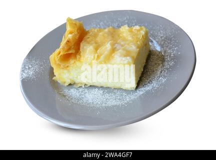 Gâteau au lait grec avec crème pâtissière à la semoule sur fond blanc isolé, galaktoboureko Pie Banque D'Images