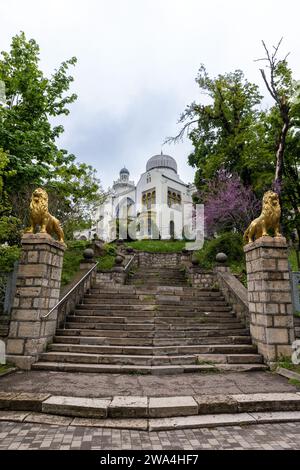 Zheleznovodsk, Russie - 11 mai 2023 : de vieux escaliers monte au Palais de l'émir de Boukhara est un ensemble de palais dans le parc de la station balnéaire de la ville de Z Banque D'Images