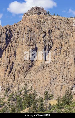 Un haut sommet dans les Pinnacles de Dillon dans le Curecanti National Recreation Area Banque D'Images