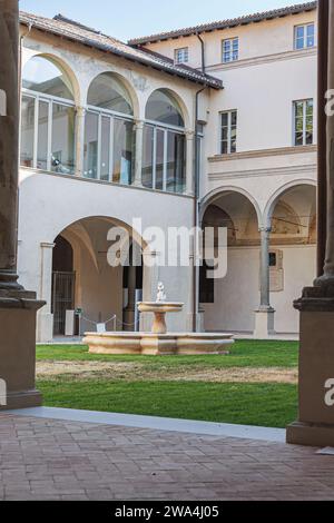 Cour extérieure avec arches et colonnes de la Galerie Stuard à Parme, Italie. Banque D'Images