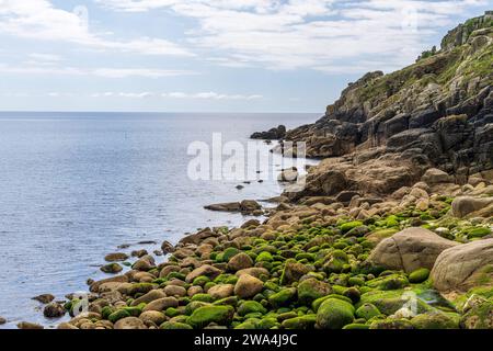 Côte de la mer celtique et falaises à Lamorna Cove Beach, Cornouailles, Angleterre, Royaume-Uni Banque D'Images