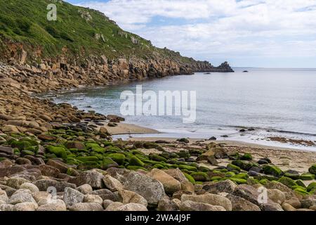 Côte de la mer celtique et falaises à Lamorna Cove Beach, Cornouailles, Angleterre, Royaume-Uni Banque D'Images