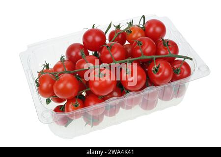 Branches avec tomates cerises dans un emballage en plastique commercial. Iisolated sur blanc Banque D'Images