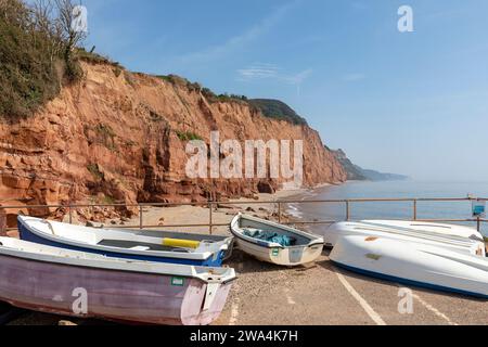 Côte de Sidmouth, falaise de grès rouge sur la côte jurassique, petits bateaux à rames, Devon, Angleterre, Royaume-Uni, 2023 Banque D'Images