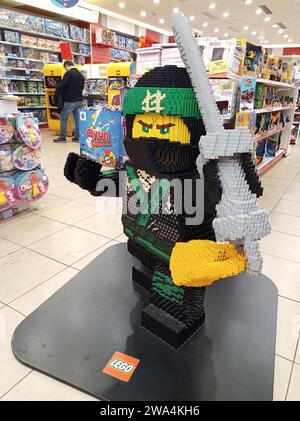 Istanbul, Turquie - 31 décembre 2023 : un grand samouraï lego dans un magasin de jouets à Istanbul. Banque D'Images