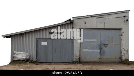 Vieux garages abandonnés en métal et brique. Isolé sur blanc Banque D'Images