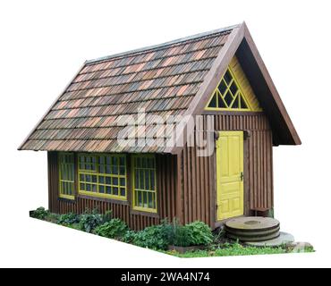 Les hangars de village sans nom sont fabriqués à partir de planches de bois. Isolé sur blanc Banque D'Images