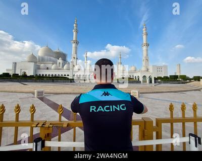 Abu Dhabi, Émirats. 19 janvier 2023. Fan du Racing Club dans la Grande Mosquée Sheikh Zayed Banque D'Images