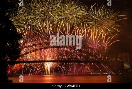 Feux d'artifice du nouvel an à Sydney depuis le pont du port de Sydney 2023 Banque D'Images
