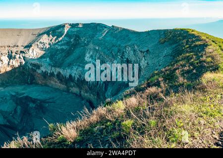 Vue du cratère volcanique - la fosse des cendres du mont OL Doinyo Lengai en Tanzaia Banque D'Images