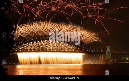 Feux d'artifice du nouvel an à Sydney depuis le pont du port de Sydney 2023 Banque D'Images