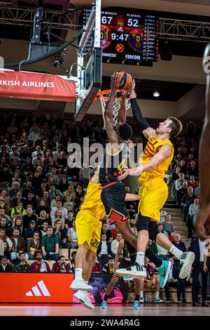 Monaco, Monaco. 29 décembre 2023. Le joueur de Monaco #45 Donta Hall (C), le joueur de Barcelone #6 Jan Vesely (R) et le joueur #20 Nicolas Laprovittola (L) vus en action lors de la 17e manche du match de Turkish Airlines Euroleague entre L'AS Monaco et le FC Barcelone à la salle Gaston-Medecin. Score final ; AS Monaco 91:71 Barcelone. Crédit : SOPA Images Limited/Alamy Live News Banque D'Images