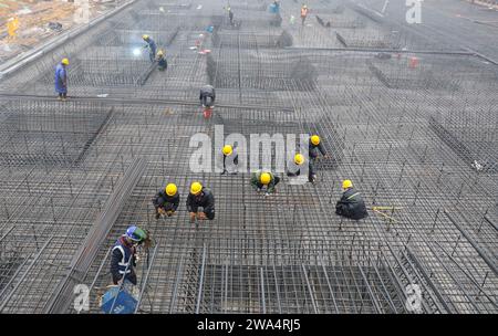 Pékin, province chinoise d'Anhui. 2 janvier 2024. Des constructeurs travaillent sur un chantier de construction d'un parc d'incubateurs technologiques à Hefei, dans la province d'Anhui, dans l'est de la Chine, le 2 janvier 2024. Crédit : CAO Li/Xinhua/Alamy Live News Banque D'Images