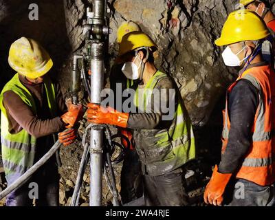 Pékin, la région autonome chinoise de Xizang. 1 janvier 2024. Des constructeurs travaillent dans une centrale hydroélectrique à Qamdo, dans la région autonome de Xizang, dans le sud-ouest de la Chine, 1 janvier 2024. Crédit : Liu Wenbo/Xinhua/Alamy Live News Banque D'Images