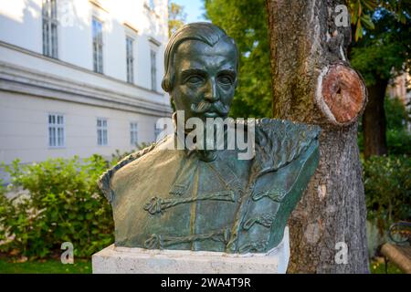 Buste du baron Alessandro Monti (Monti Sandor) par Livia Kuzmik 1929 dans le parc entourant le Musée National Hongrois Budapest, Hongrie Banque D'Images